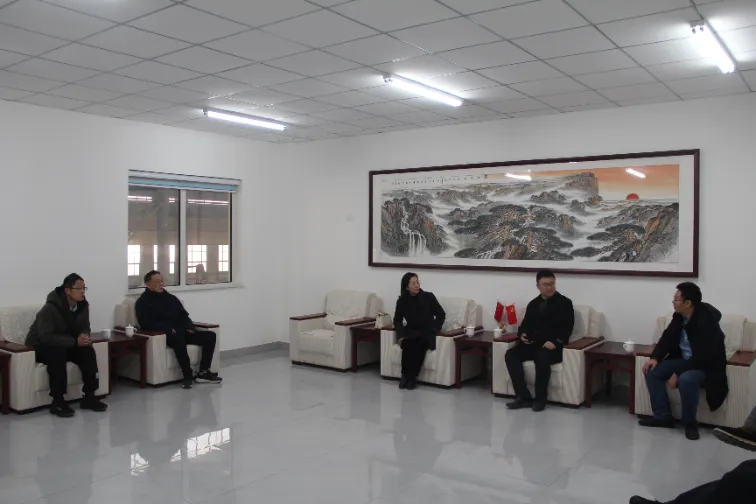 ​Dando la bienvenida a una delegación de la Universidad de Arquitectura de Shandong para visitar la planta y explorar la colaboración